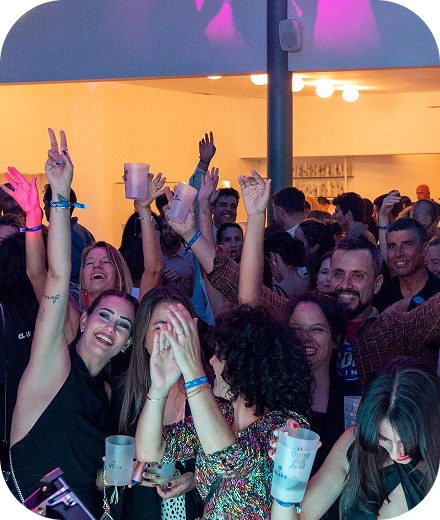 Gente disfrutando y bailando en el festival